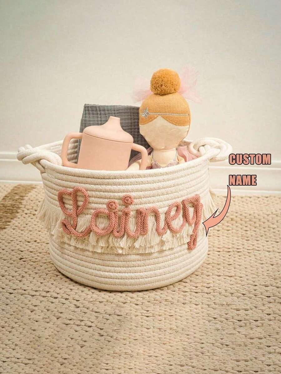 Cesto regalo personalizzato per neonati, cesto intrecciato con nappine fatto a mano con testo personalizzato, inclusi giocattoli, trucchi, telecomandi, organizer per la camera da letto, regalo per feste, cesto decorativo antimuffa, salvaspazio, facile da pulire, di alta qualità, personalizzato e unico, regalo ideale per lei, ragazzo, ragazza, papà, mamma, famiglia, amici, figlia, studenti, figlio per anniversari, compleanni, lauree, casa, ufficio, cesti intrecciati bohémien geometrici, portavasi in legno e rattan per piante, decori naturali in corda mista per ambienti costieri all`aperto
