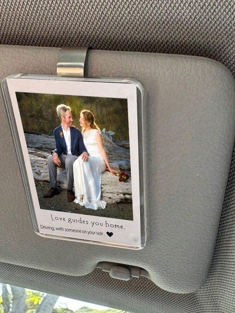 Portafoto per aletta parasole dell'auto in acrilico personalizzato - Decorazione auto fai da te perfetta per coppia, foto di famiglia e animali domestici - Facile da installare e usare - Per foto formato tessera e portafoglio - Regalo perfetto per San Valentino, anniversario o occasione speciale - Aggiungi un tocco di personalizzazione all'interno dell'auto, il materiale garantisce un uso duraturo