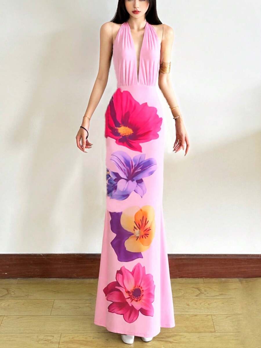 Vestido mini ajustado con estampado floral, escote halter y espalda descubierta