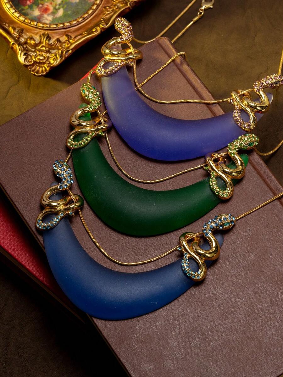 Vintage Crescent Moon Design Necklace, 3 Color Options, Exaggerated Luxurious Unique Jewelry, Blending Retro Aesthetics And Modern Luxury Style, Suitable For Weddings, Parties, Dates, And A Unique Gift For Loved Ones - Multicolor - View 1