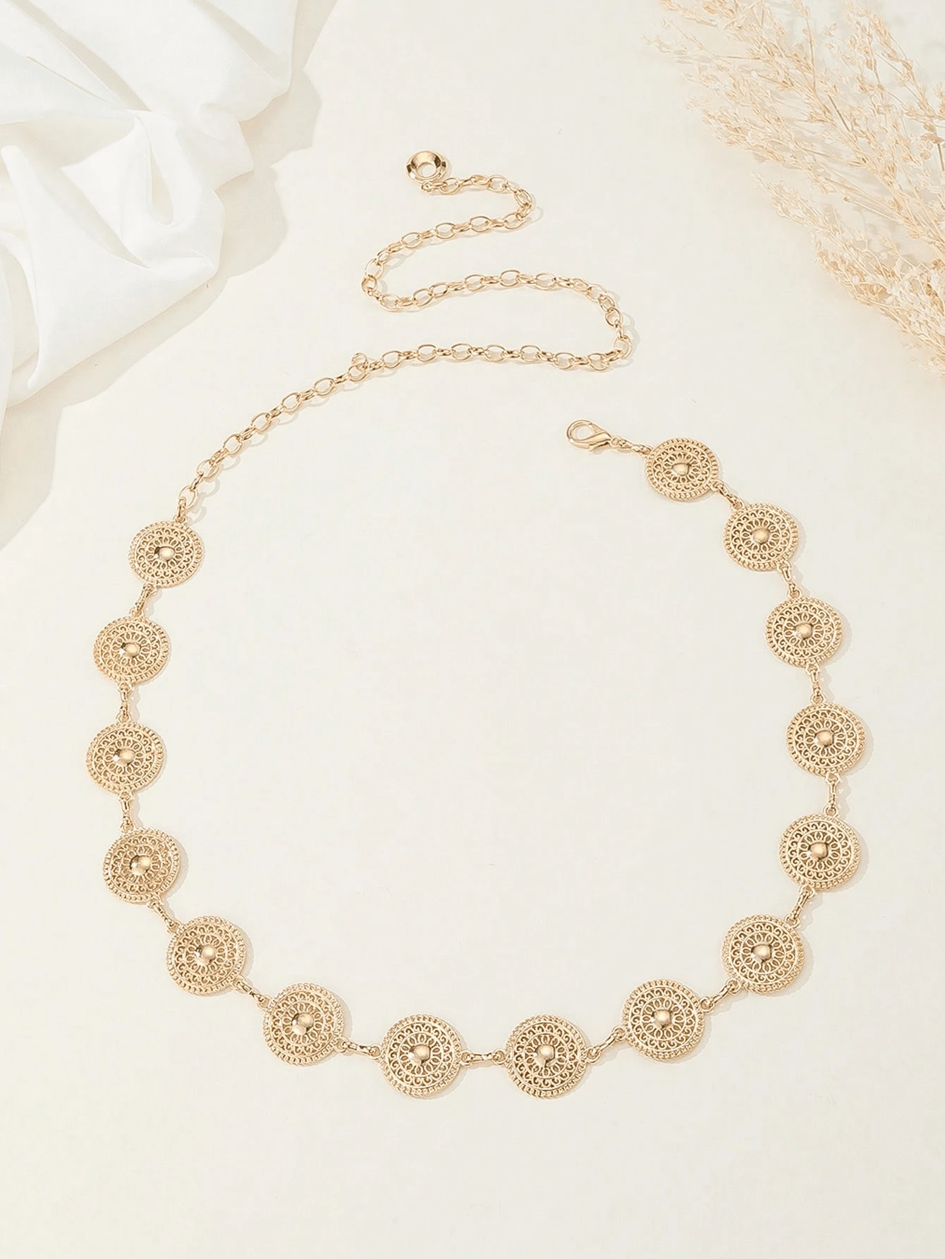 A Gold Round Carved Belt Waist Chain Accessory With A Dress Suit Is Fashionable And Slim.