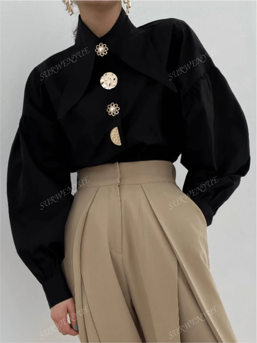 Camisa negra con cuello puntiagudo y botones de perla, con un estilo de dinero viejo elegante