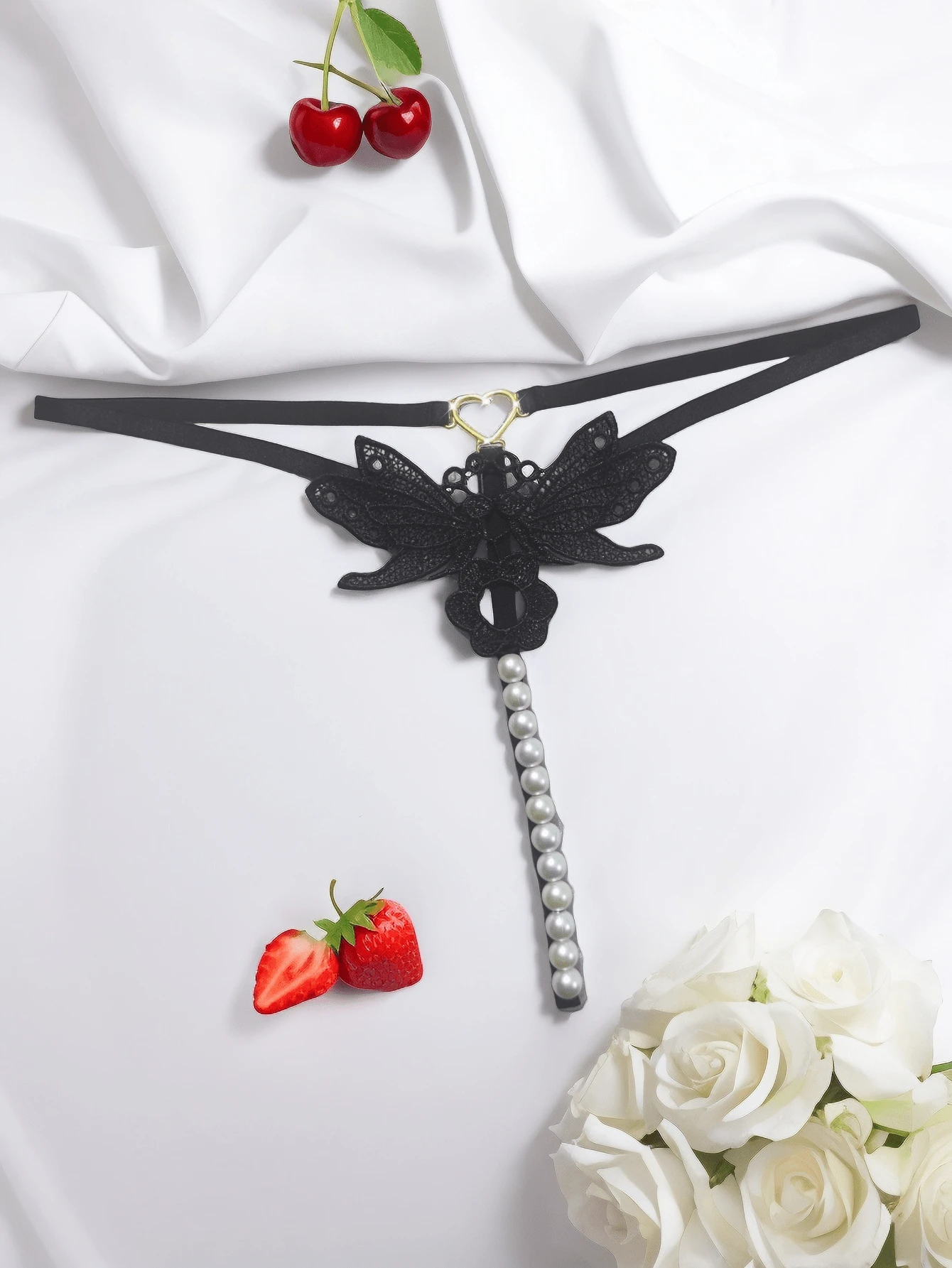 Bragas de lencería sexy con bordado, accesorios de flores y corazones solubles en agua de moda, tangas de baja cintura, ropa interior transparente y atractiva, crea tu encanto único. El diseño de cintura baja se ajusta a las curvas, los accesorios de flores y corazones solubles en agua son exquisitos y encantadores, combinados con adornos con forma de corazón y cuentas de moda, generan un fuego ardiente. La tela transparente es ligeramente visible, la silueta de los pantaletas se actualiza de manera sexy. Ya sea para la diversión de una fiesta o para un placer cotidiano, puede hacerte sentir extremadamente sexy.
