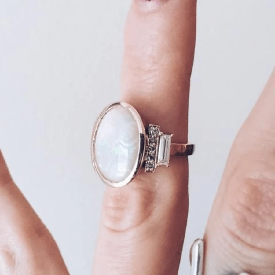 1 pièce Bague en cuivre plaqué argent élégante et luxueuse, incrusté d'opale synthétique, design rond - parfait pour le mariage, les fiançailles, l'anniversaire, la Saint-Valentin, Noël, le style de luxe, accessoire de fête