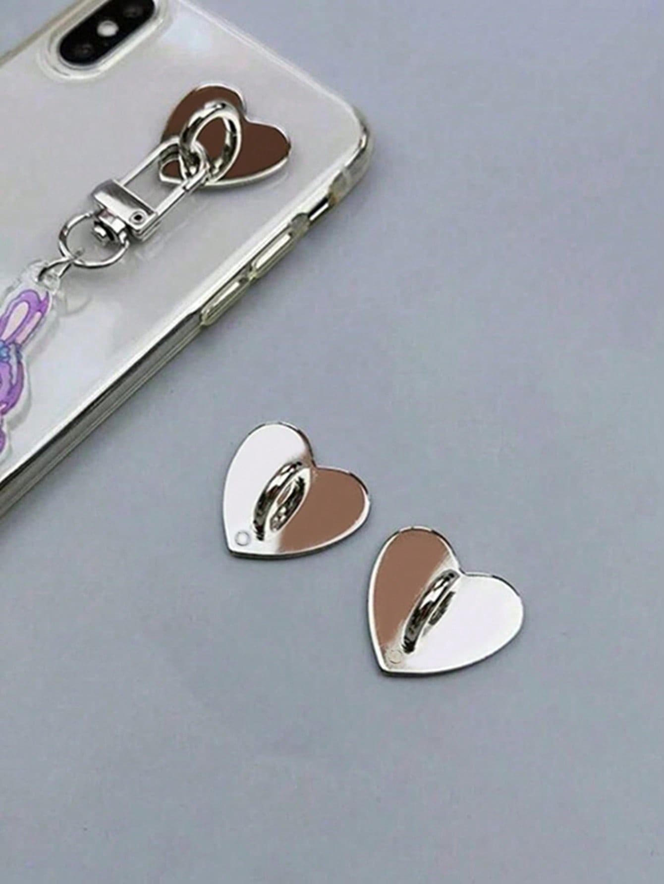 2 szt. metalowych akcesoriów do etui na telefon DIY z klejącą podstawą, wisiorkiem w kształcie serca i haczykiem do zawieszania
