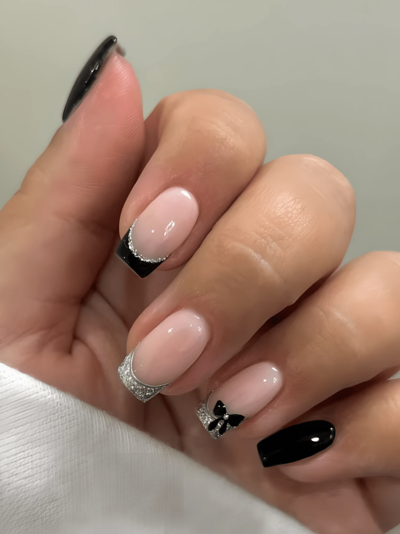 24 Peças Kit de Unhas Postiças de Formato Quadrado Curto para Outono e Inverno, Flores Elegantes Rosa Quente e Folha de Ouro Brilhante, Ajusta-se Perfeitamente, Kit de Unhas Falsas de Cobertura Completa, Inclui 1 Peça Folha de Adesivos e 1 Peça Lixa Miniatura, Para Mulheres Uso Diário, Escritório, Festa em Casa, Acessórios de Joias, Pontas de Unhas Falsas, 1 Peça Tira de Lima Gel Gelatina Envio Aleatório