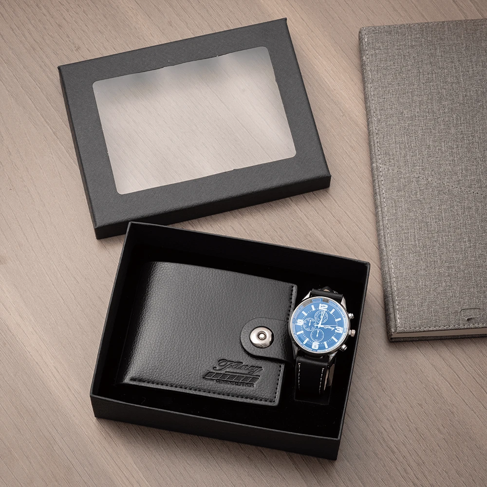Ein Drei-Teile-Set in einer Box, das eine modische Uhr und eine Geldbörse enthält, ist das erste Geschenk für einen Vater, ein Geschenk für einen Mann, ein Geschenk für ein Paar und ein Geschenk für einen Vater