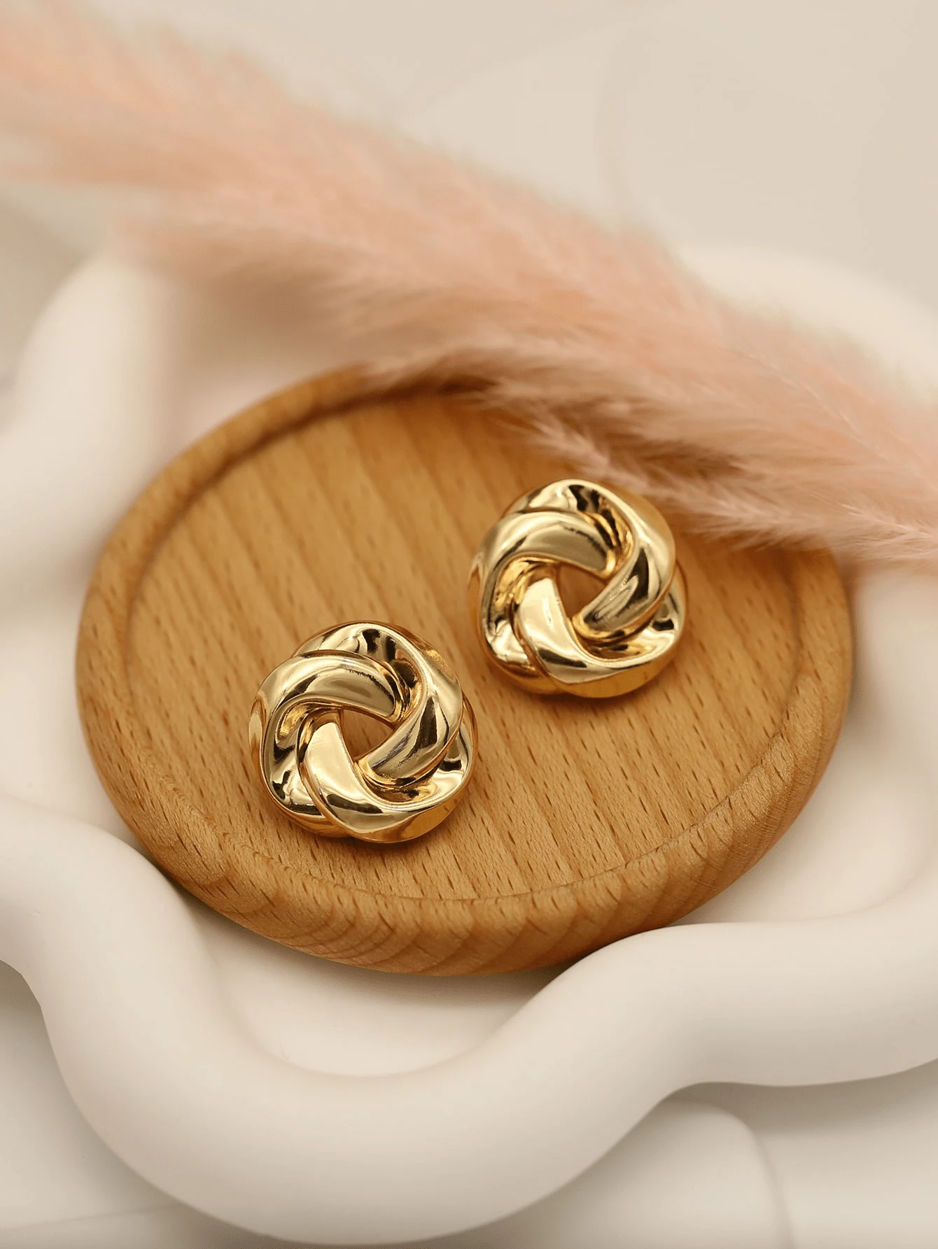 1 par de brincos estilo twist, versáteis para festas, encontros e uso diário