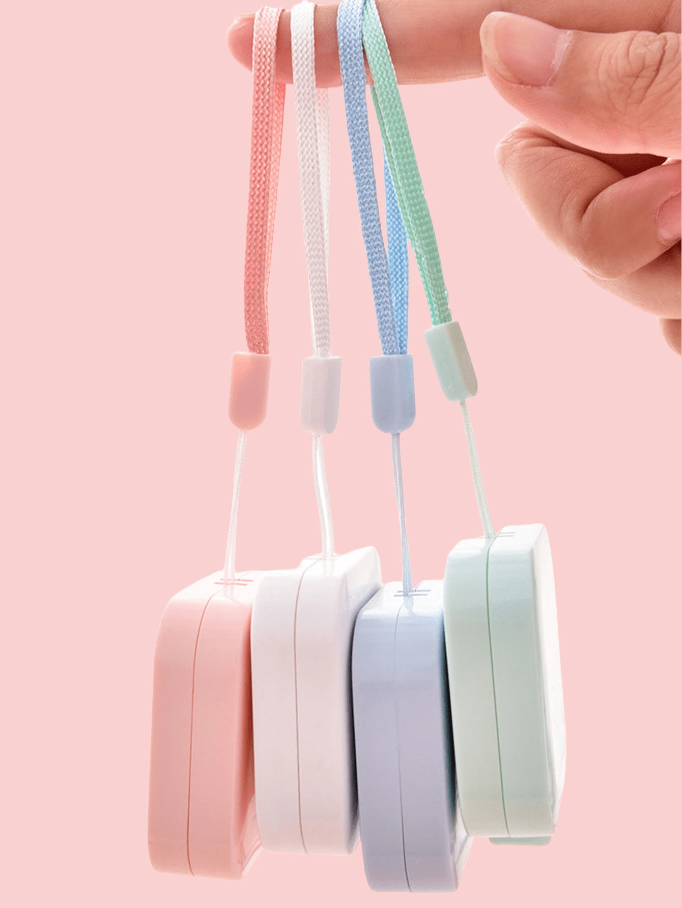 1 pièce Règle carrée automatique de style nordique, de couleur bonbon, mini mètre à ruban petit pour mesurer les vêtements. Mètre à ruban petit de 1,5 mètres avec corde de suspension, mesure automatique de la rétractation, trois circonférences, mètre à mesurer souple, mesures métriques et impériales, multifonctionnel pour la mesure de la longueur, usage de bureau