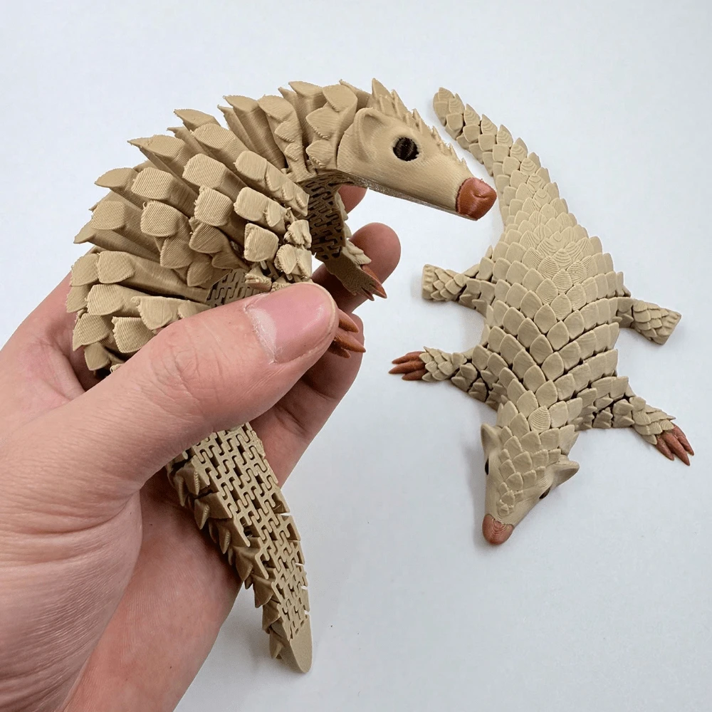 1 pièce de modèle mignon de pangolin imprimé en 3D, ornements de modèle animal, statues d'animaux en plastique réalistes, convient pour des cadeaux de fête, parfait pour la décoration de la maison, de la cafétéria, du bureau, idéal comme cadeau pour Noël, Pâques, Thanksgiving, Nouvel An et d'autres fêtes, ornements de statues pour la maison