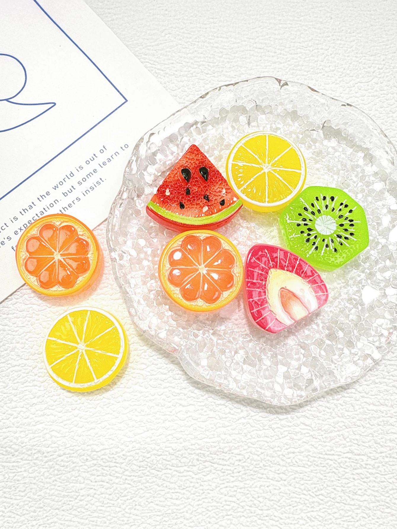 10/30 peças Assortimento Aleatório de Clipes de Cabelo, Faixas de Cabelo, Chaveiros, Acessórios e Materiais Decorativos em Resina com Fatias de Frutas de Verão Realistas