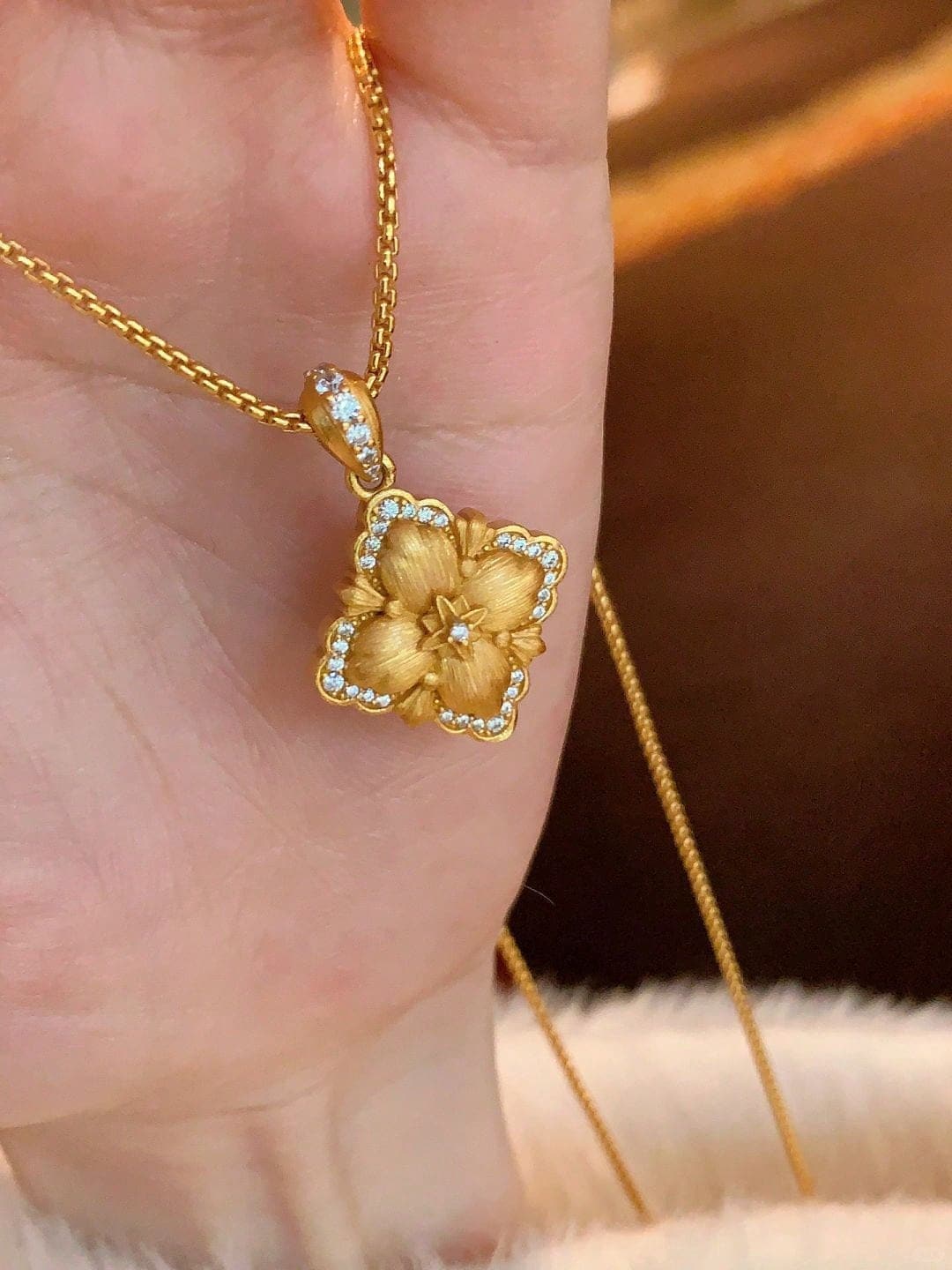 1 Stück mit Kristallen besetzter Klee-Anhänger-Halskette für Frauen, goldener, vintage, palastartiger, leichter, luxuriöser Kropfband-Stil