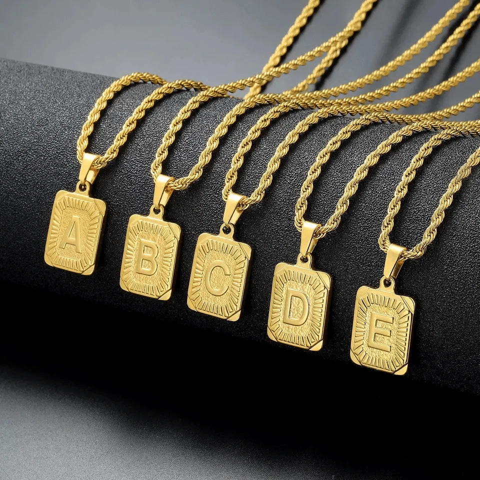 1 Pezzo Collana uomo personalizzata con ciondolo rettangolare in acciaio inossidabile stile hip-hop. Una nuova collana in acciaio al titanio con 26 lettere attorcigliate. L'accessorio non si sbiadisce ed è un regalo di compleanno per l'uso quotidiano.