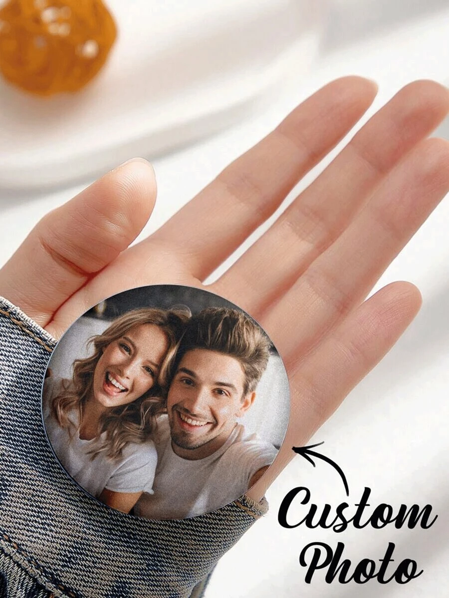 1 personalisierter Fotobadge mit rundem Design, individualisierter Button Badge, individualisierter Text/Logo/Foto Button Badge, individualisierte Brosche, personalisierter Button Rucksack Accessoire, individualisierter Tasche Accessoire Badge Brosche, Geschenkidee für Jahrestag, Ihn/Sie, Valentinstag, Muttertag, Vatertag, Geburtstag, Abschlussfeier oder Paar