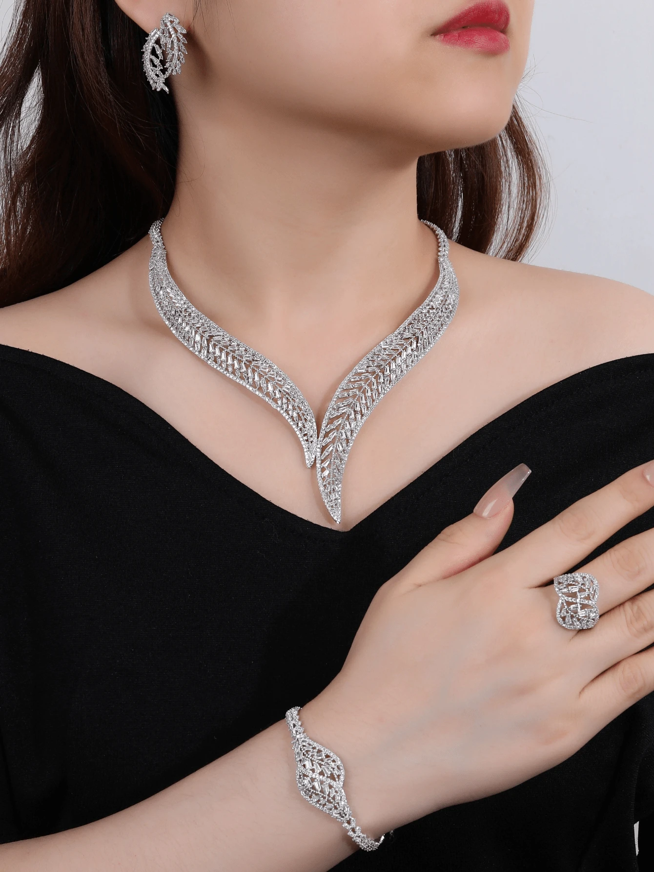 Nouveau design 2024 Parure de bijoux de collier de fleur de feuille en rhodium pour banquet. Assortiment avec gros vendeur du Moyen-Orient Dubaï Arabe