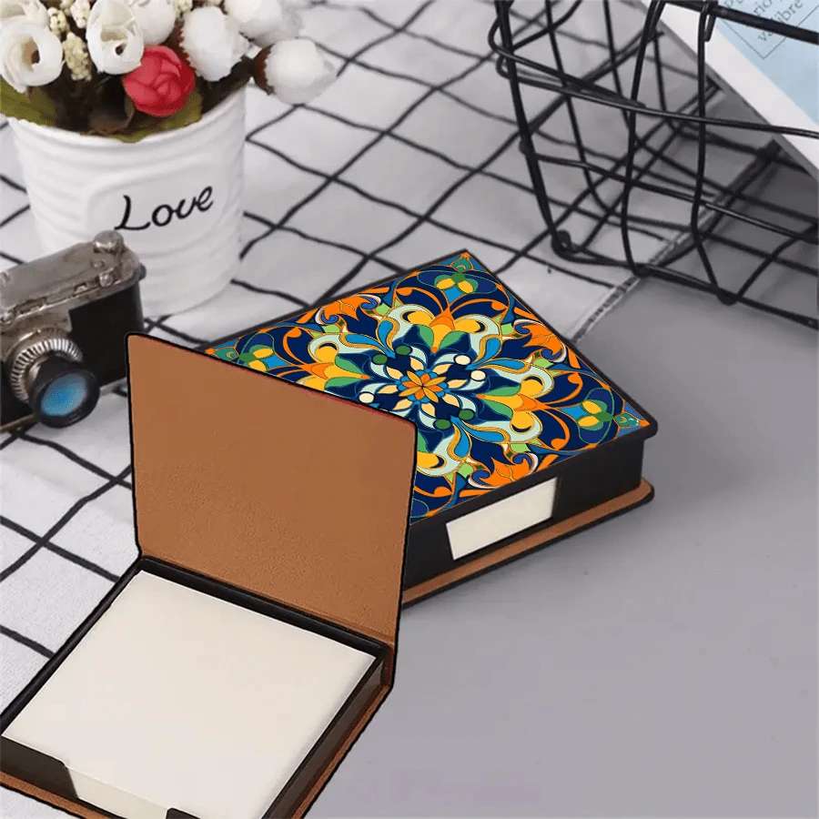 Elegante scatola per decorata, in stile artistico, può essere utilizzata per conservare note e decorare la scrivania. Le note adesive allegate hanno 160 pagine firmate, adatte per registrare idee, compiti e altro materiale da cancelleria quotidiano