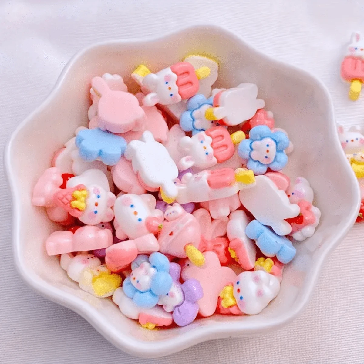 10/20/25 peças de enfeites de sorvete de morango fofos de desenho animado aleatórios, mini coelhos, resina com parte traseira plana para artesanato faça você mesmo, scrapbooking, acessórios de cabelo, capas de celular, chaveiros e pingentes para acessórios de fabricação de joias faça você mesmo