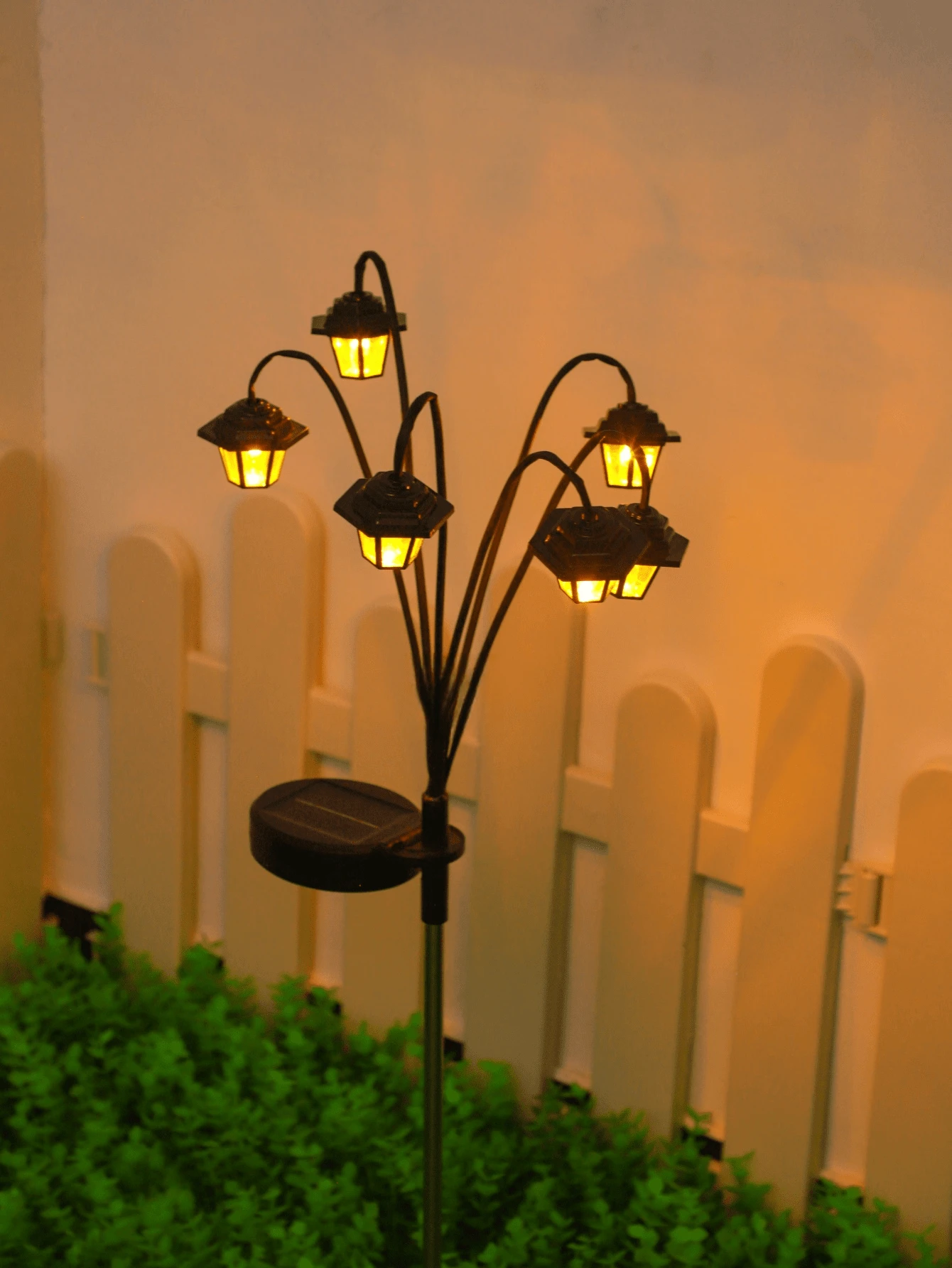 1pc Retro Lantern Decorative Light, Solar-Powered 6LED, Retro Street Lamp Shaped Decorative Light, Suitable For Garden Courtyard Decoration, Balcony Back Garden, Lawn Decorative Light, Outdoor Garden Path Decoration, Suitable For Halloween, Christmas And New Year Decorative Light