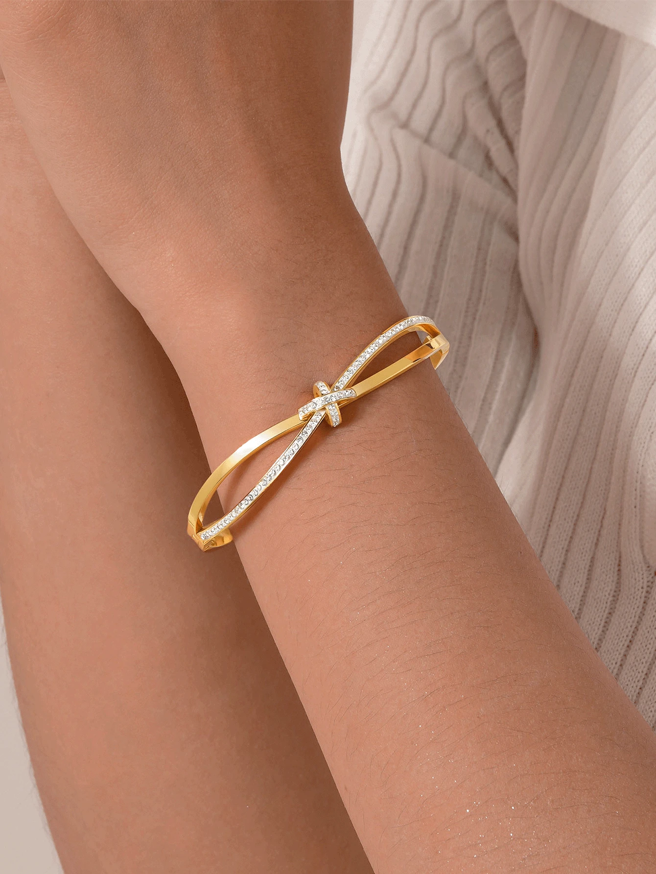 1pc Fashion Elegant Cross Diamond Knot Stainless Steel Electroplated 18k Gold Ladies Bracelet, Suitable For Daily And Banquet Wear.