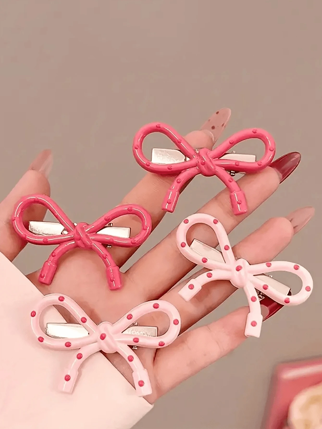 Sanrio Set de 2 pinzas para el cabello de resina con lazo, estilo dulce y lindo con diseño hueco, pasadores en forma de lazo para niñas, accesorios de moda para el flequillo y el manejo del flequillo - Sanrio