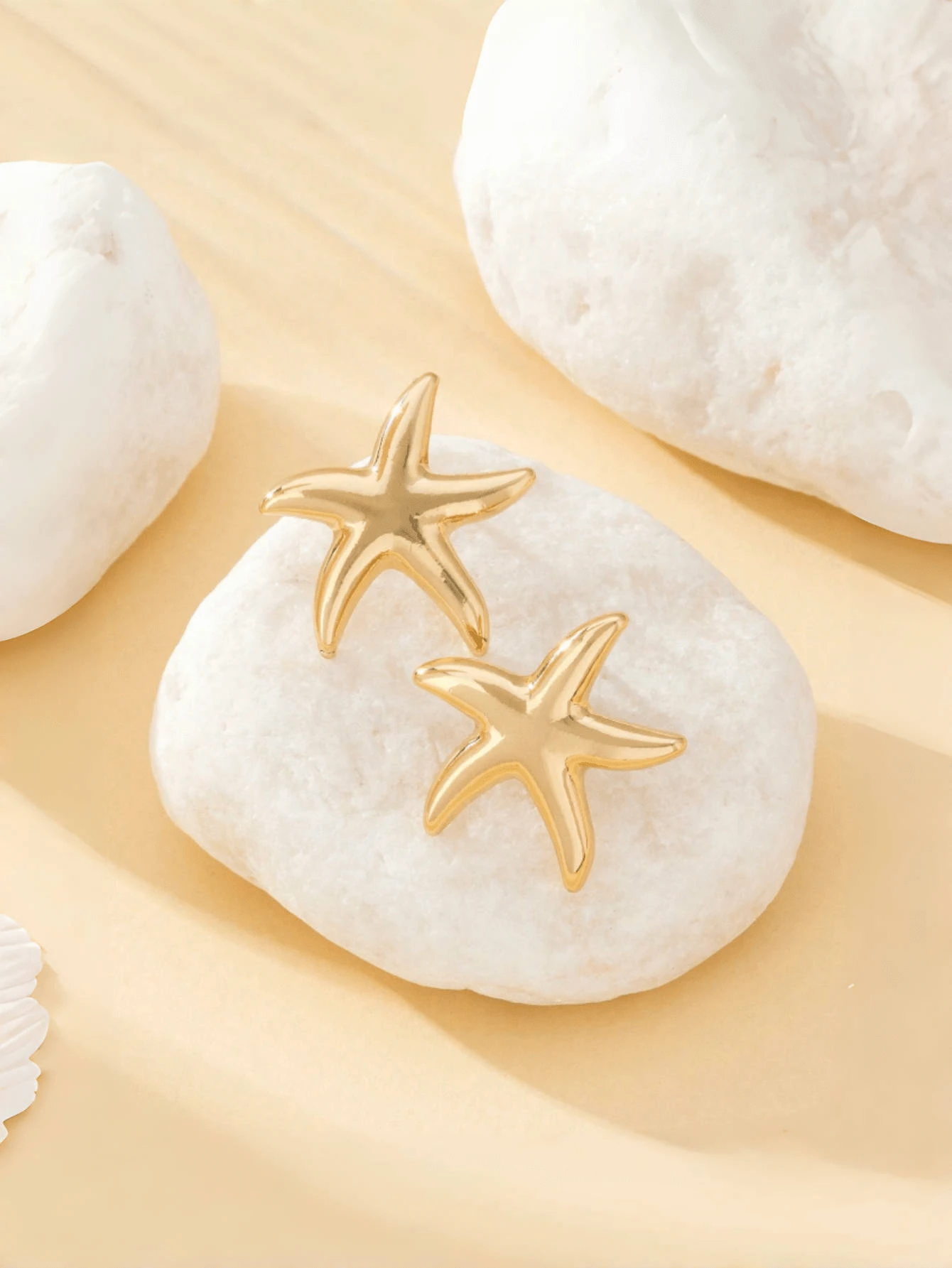 Ein Paar europäisch-amerikanische minimalistische metallisch glänzende fünfzackige Seestern-Ohrringe - Damen Sommer Urlaubsstil Accessoires für Strandausflüge, Urlaube, Geburtstagsfeiern und ozeaninspirierte Überraschungsgeschenke für Freunde