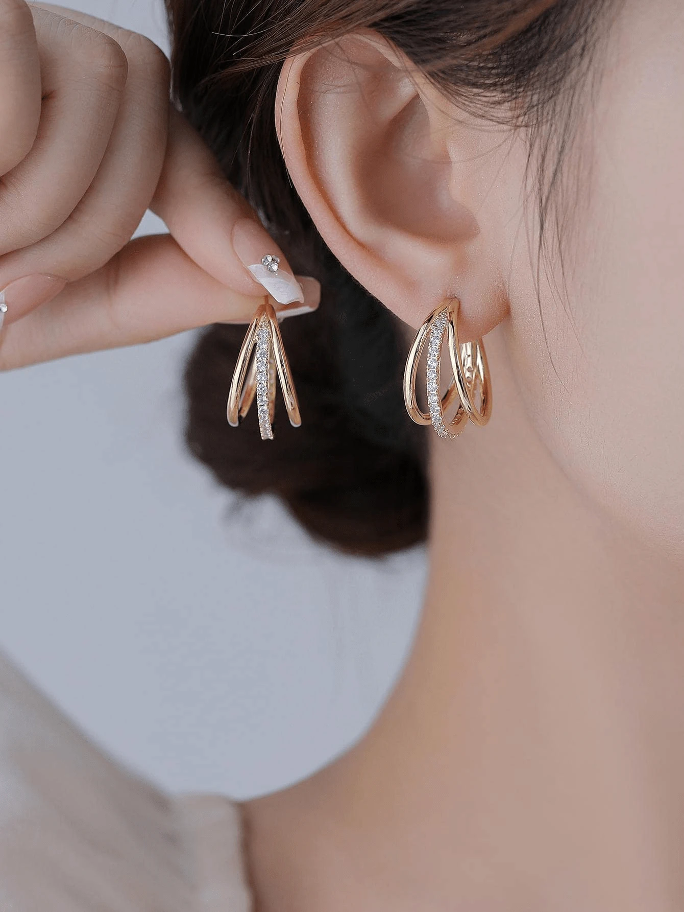 1 par de pendientes con forma de C con 3 hileras de circonita incrustada en cobre