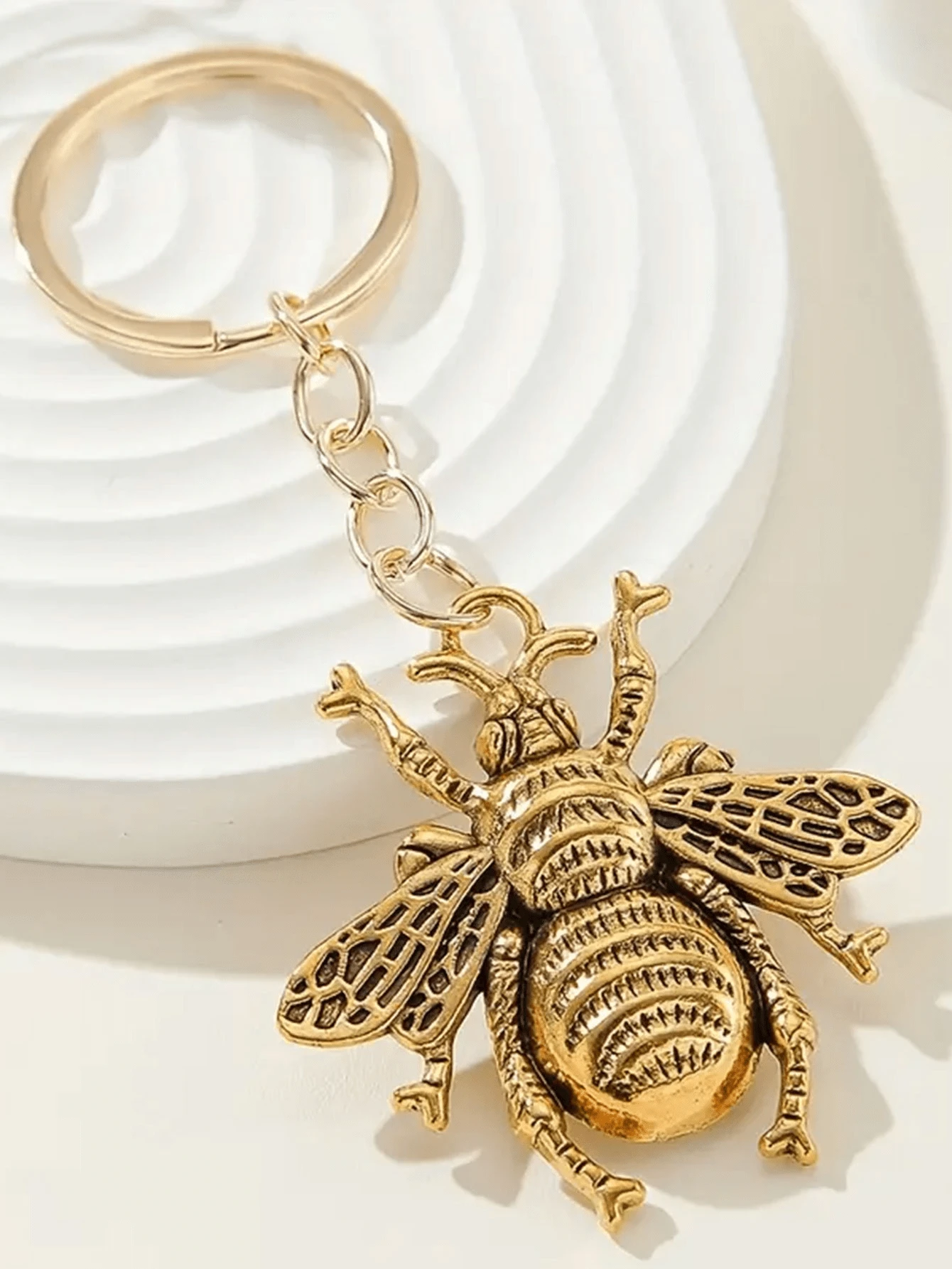 1 Pc Unisex Simulation Metal Bee, Insect Keychain, Street Simple Fashion Creative Style, Summer Simple Decorative Accessories, Men's Accessories, Men's Keychains, Funny Keychains, Car Keychains, Men's Gifts, Suitable For Daily Wear, Mobile Phone, Wallet, Backpack, Car Pendant Accessories, Party Gift Pendant Keychain, Ideal Holiday Gift For Friends Or Yourself School