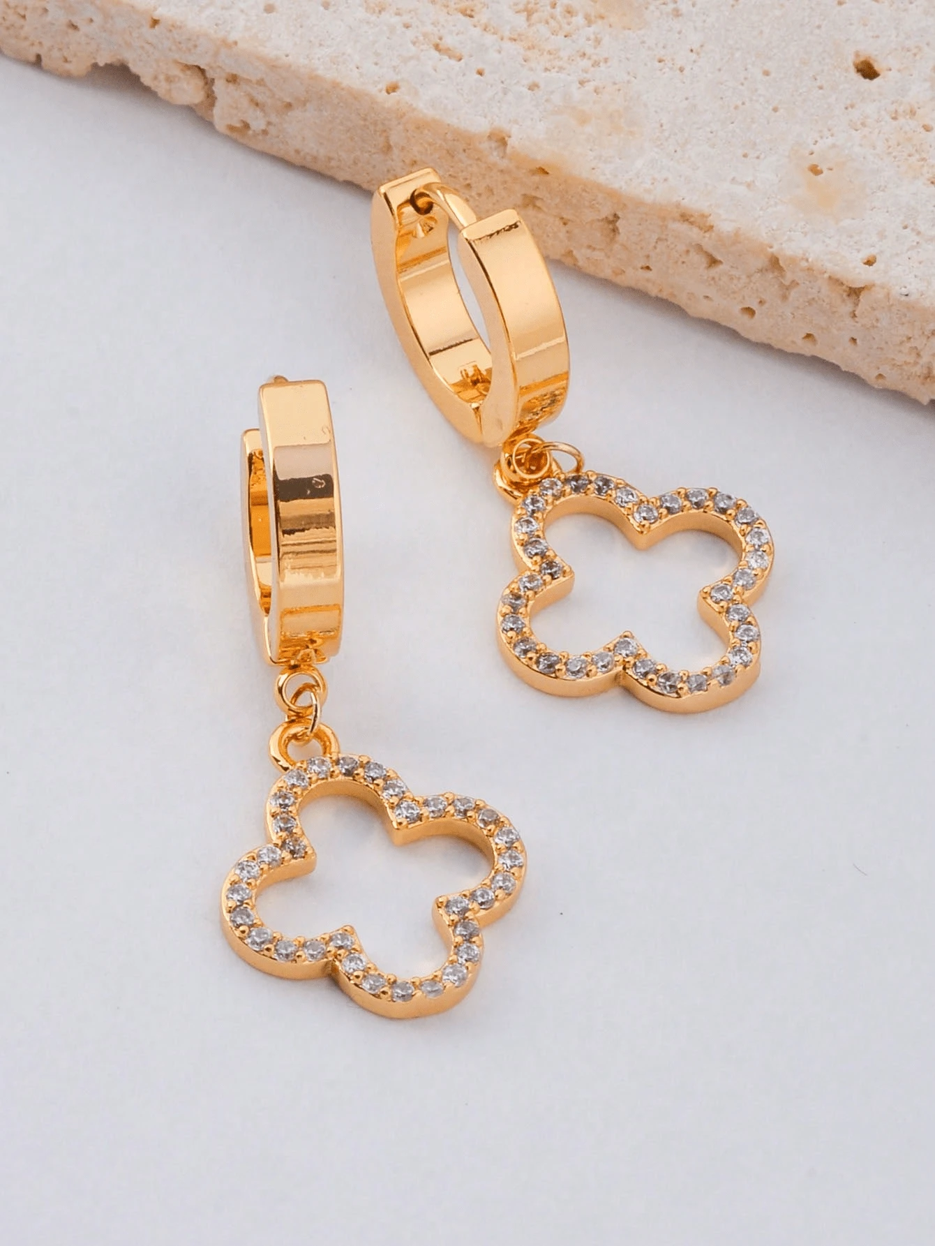 1 par de pendientes de acero de titanio con diseño de flor hueca de moda para mujeres, regalo sorpresa para esposa/novia en su cumpleaños