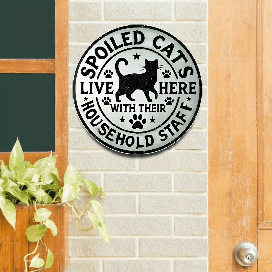 1 stuk Hier woont een verwende kat en hun familiestaf, Metal Mark - 8x8 inch duurzaam aluminium wanddecoratie, geschikt voor slaapkamer, keuken, eetkamer, bardecoratie, huis, kantoordecoratie