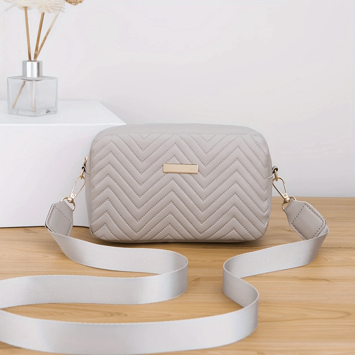 Minimalist Fashion Girl Comfortable Coin Purse Crossbody Bag, With Detachable Strap, Refined Hardware Decoration, Classic Design, Niche And Versatile