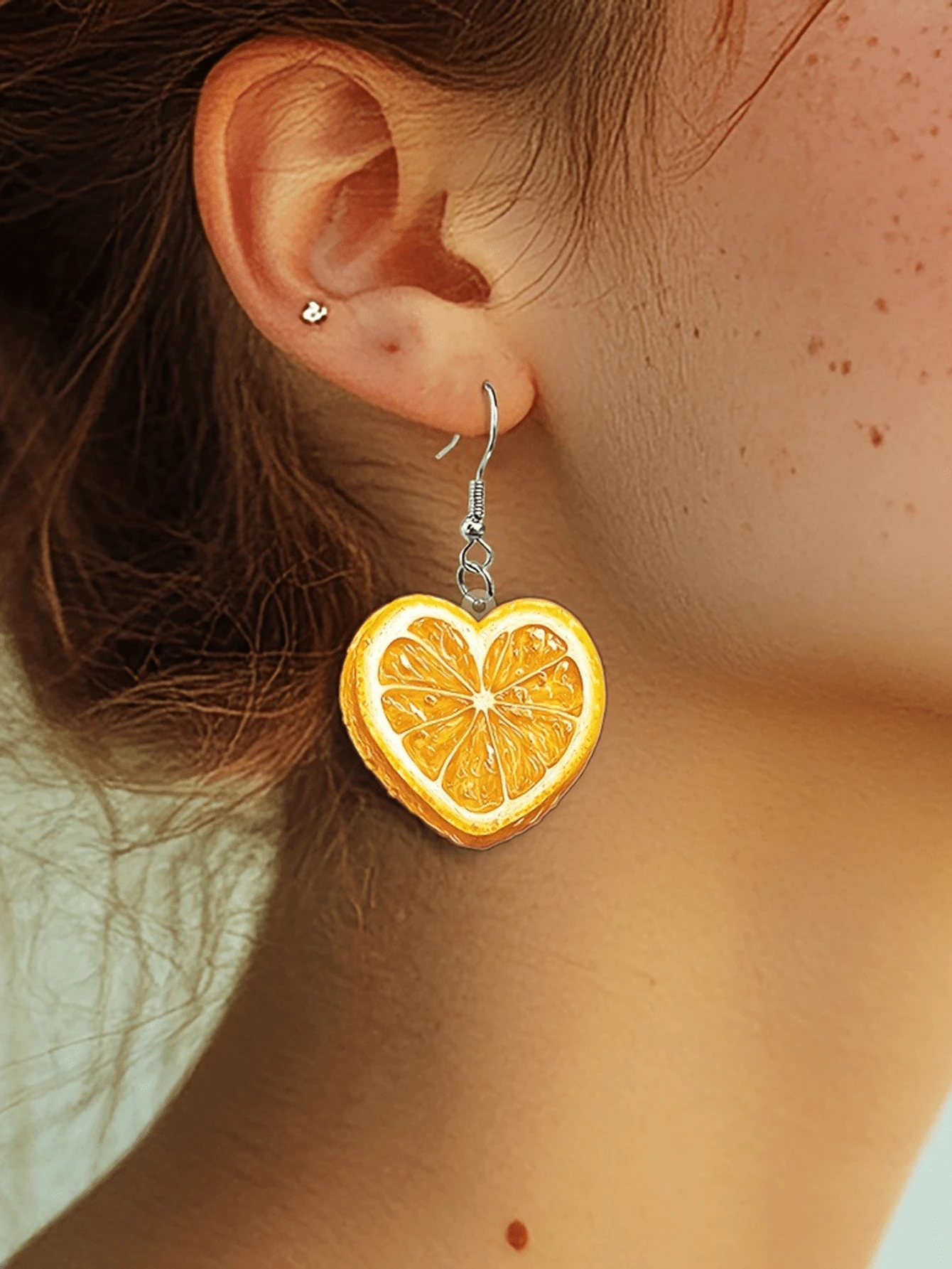 1 par de pendientes en forma de corazón con rebanadas de naranja de acrílico - Ligeros, joyería para fiestas de playa de verano, lindos pendientes con encantos para niñas, accesorio de vestimenta casual y idea de regalo, diseño encantador, artículo de moda, superficie suave, accesorio de moda