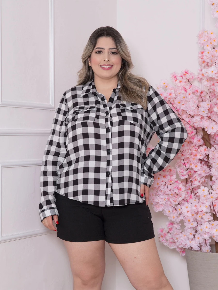 Camisa Xadrez Plus Size Feminina Tecido Viscose Com Duas Bolsas Em frente - Preto e Branco - Visão 1