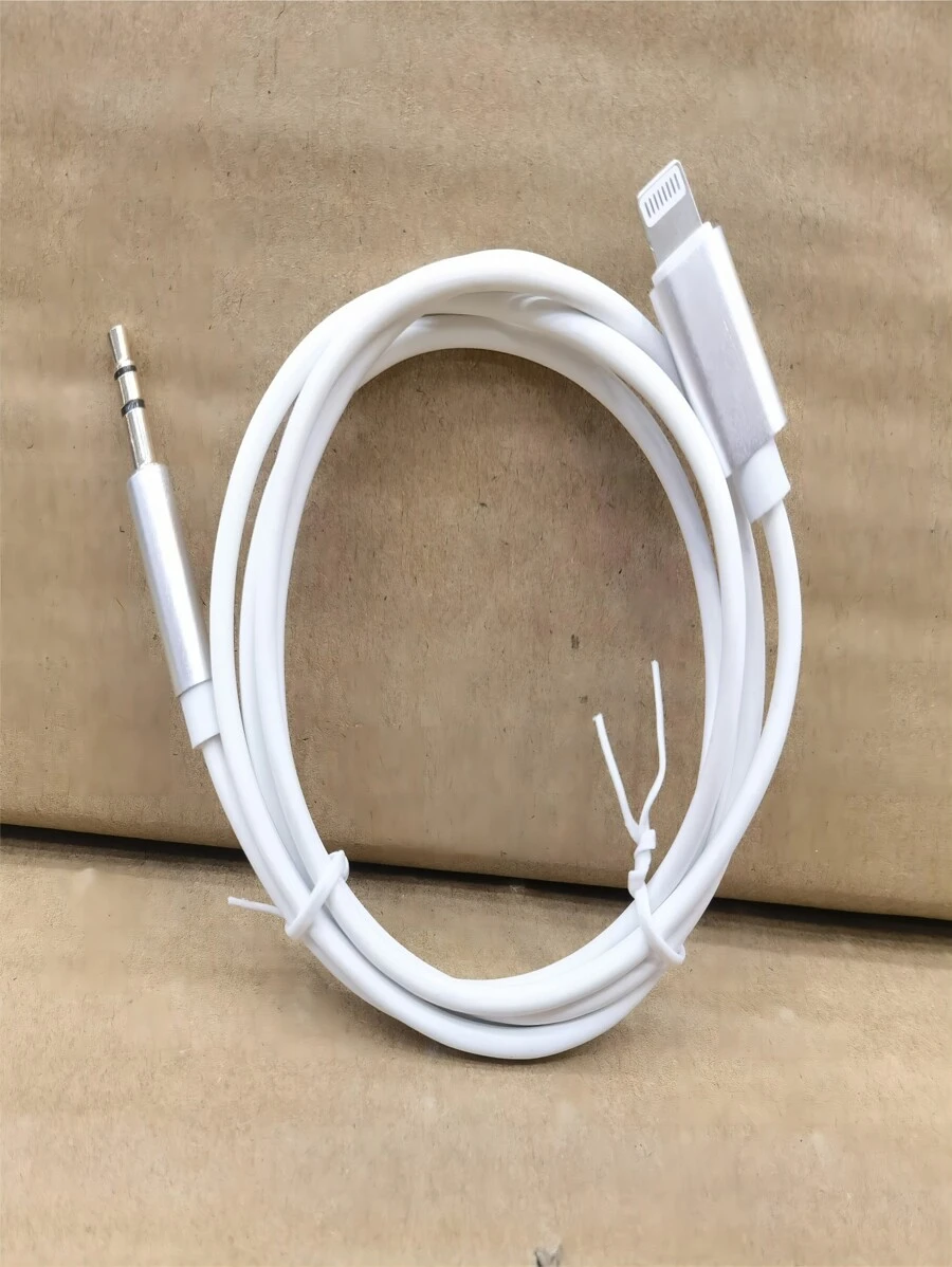 Cabo Adaptador P2 Auxiliar Para iPhone Lightning 5 6 6s 7 7 plus 8 8 plus 11 11 plus 12 13 X Xs - Preto e Branco - Visão 1