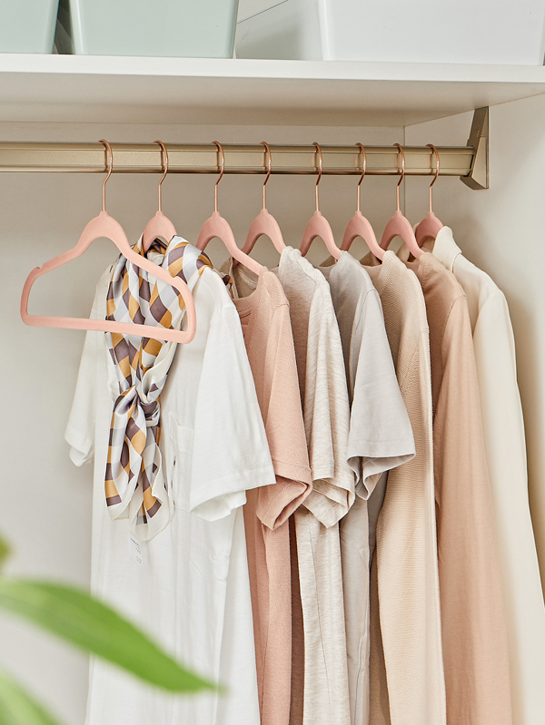 SONGMICS 30 Pack Velvet Hangers, Non Slip Hangers with Rose Gold Color Swivel Hook, Slim Hangers