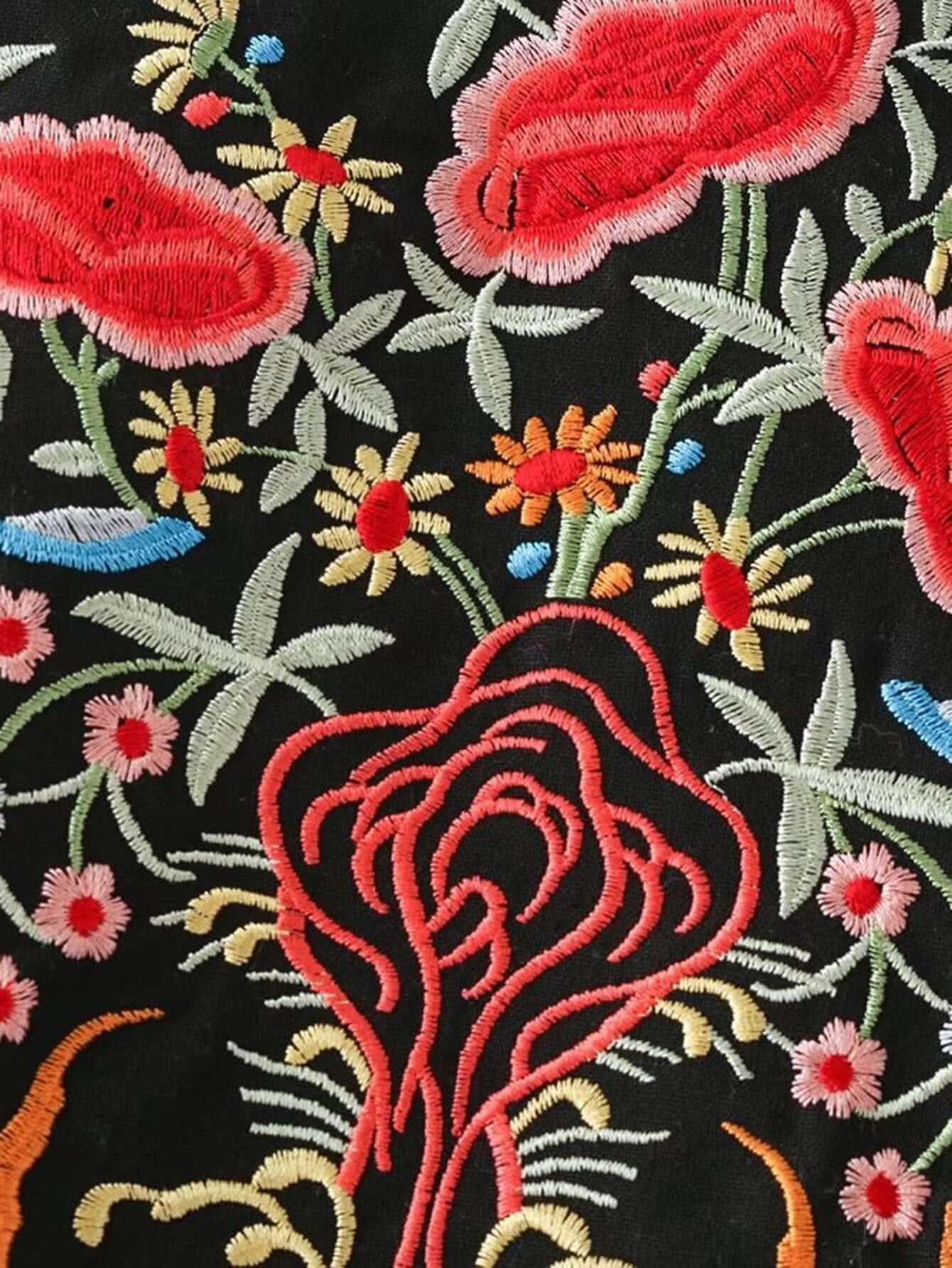 jupe mini brodée des fleurs