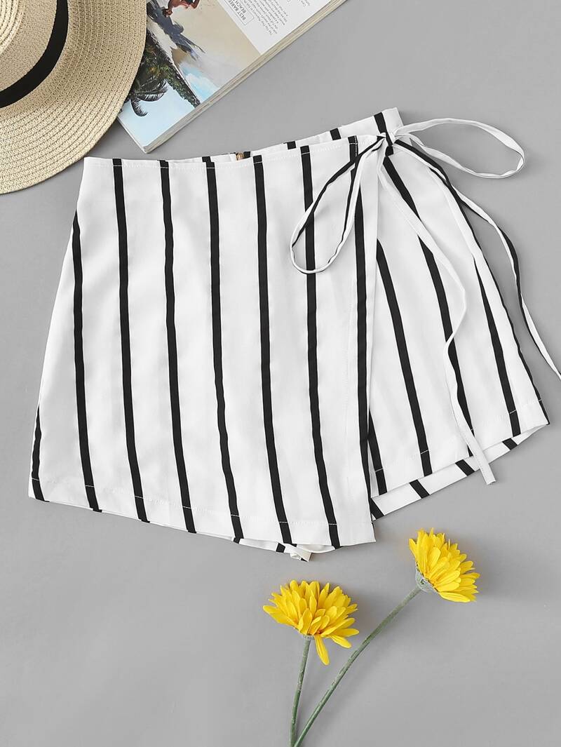 

Striped Knot Side Shorts, Black and white