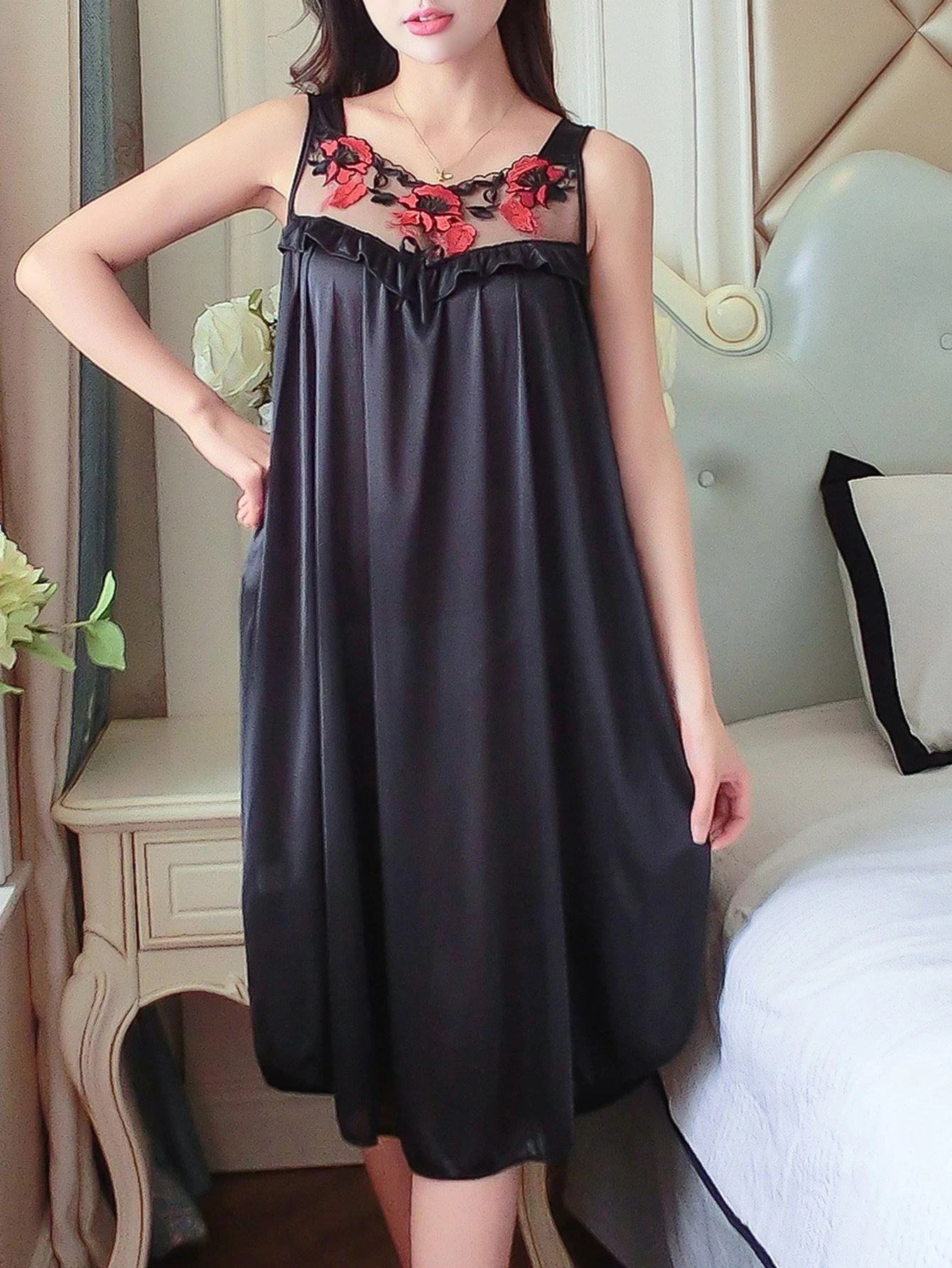 فستان نوم برقعة شفافة مطرزة شي إن