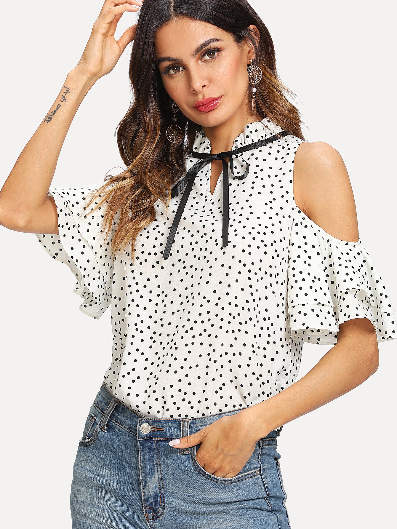 Blusa de lunares de cuello con cordón fruncido de hombros Camisa bajo con cordón de hombros descubiertos de lunares