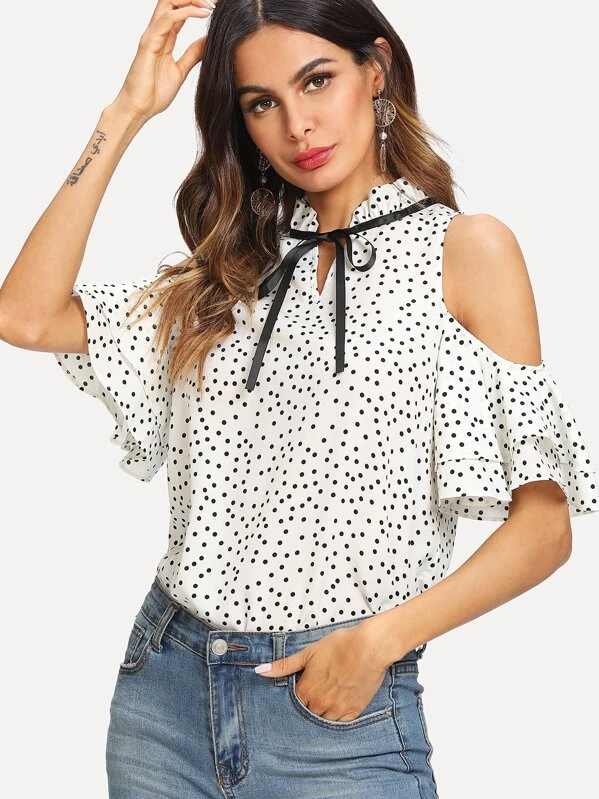 Blusa de lunares de cuello con cordón fruncido de hombros Blusa de lunares con hombros descubiertos | ROMWE