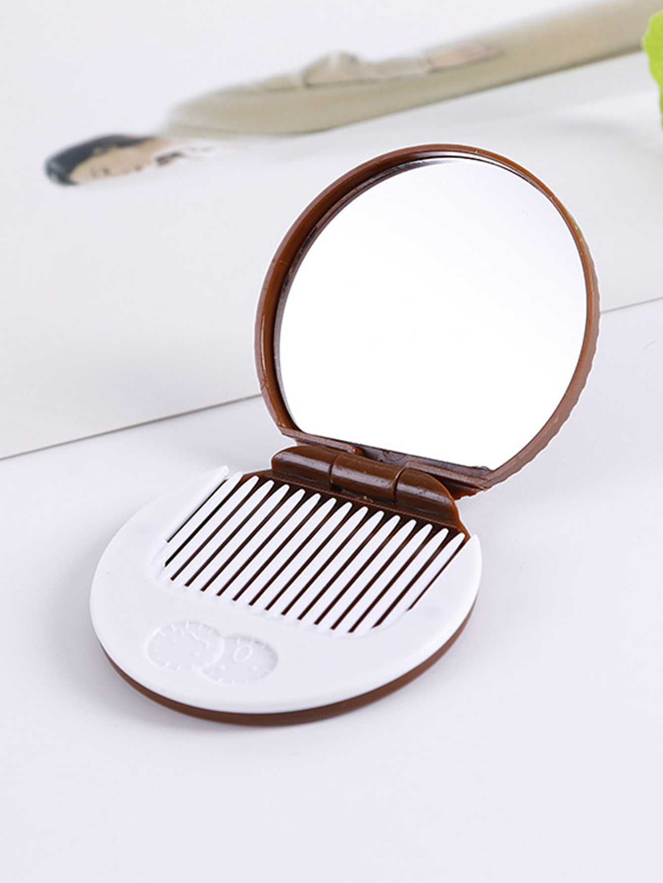 Circle Fold Mirror With Comb