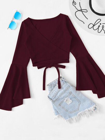 Blusa con scollo a V e volanti