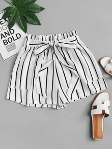 SHEIN Holidaya سروال قصير مخطط بربطة خصر ومقلم مكشكش