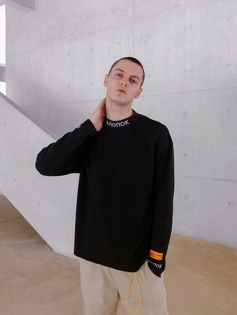 

Men Embroidered Solid Tee, Black