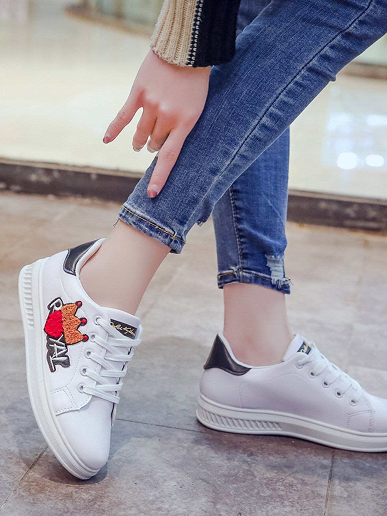 Zapatillas con diseño bordado de corona Zapatillas con diseño bordado de corona