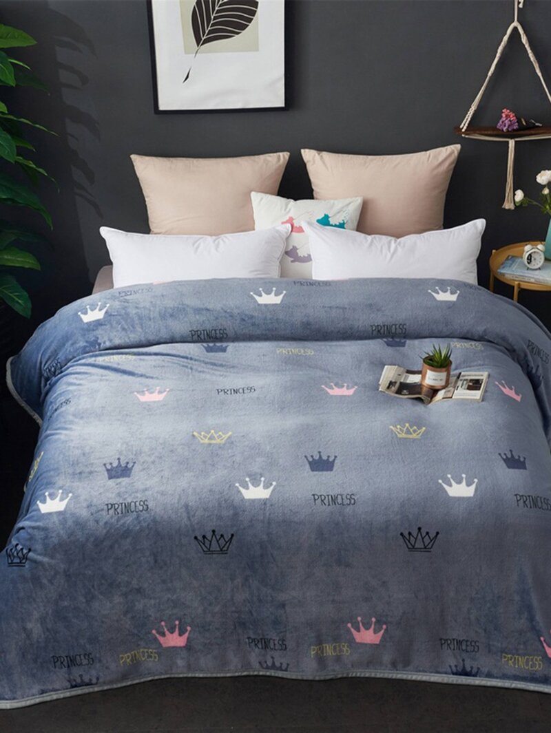 

Crown & Letter Print Blanket 1PC, Multicolor