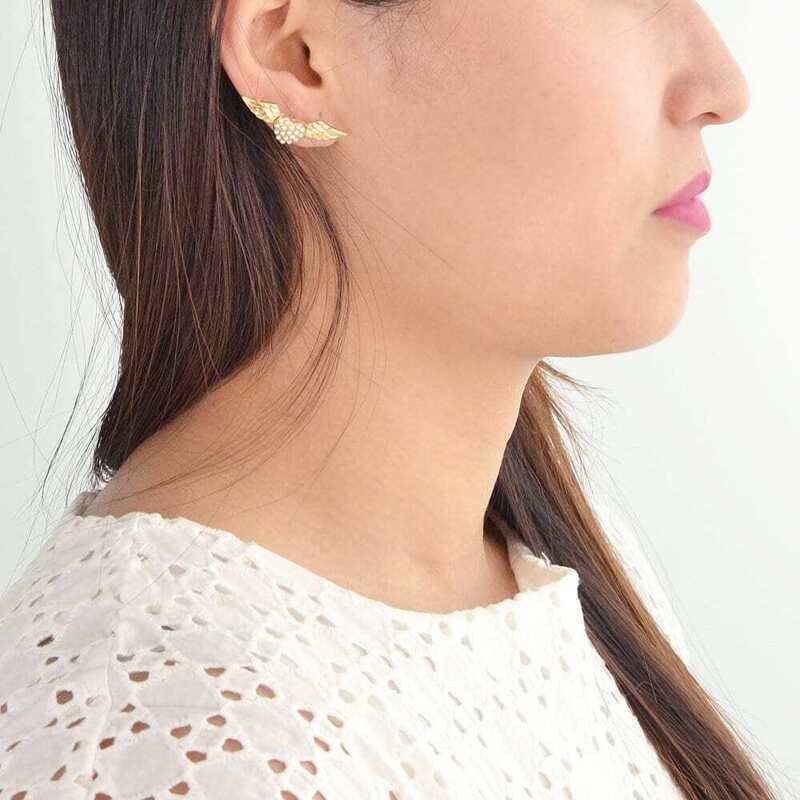 

White Pearl Gold Heart Stud Earrings