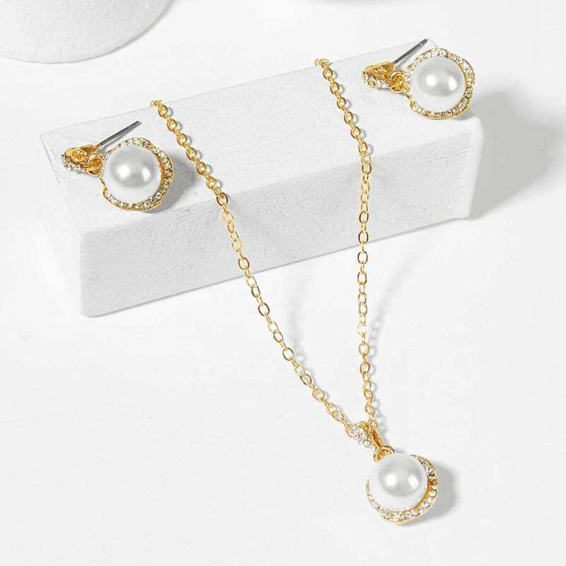 

Faux Pearl Pendant Necklace & Earrings