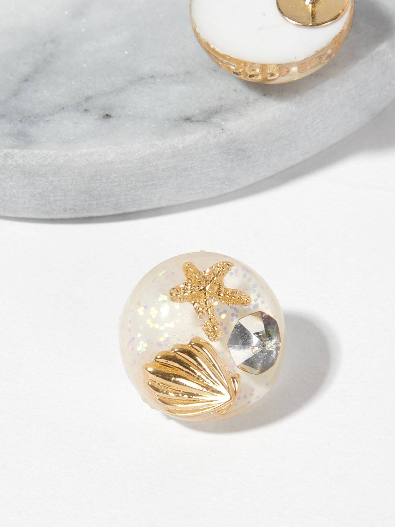 clous d'oreilles ronds à détail de coquille