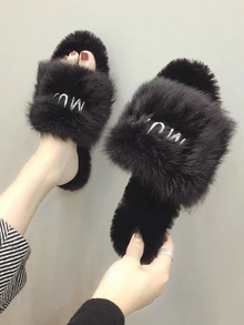 Chancletas mullidas con diseño de letra - Negro - Ver 1