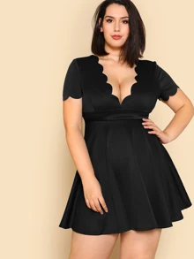 SHEIN فستان مقاس كبير بحواف صدفي وبعنق عميق